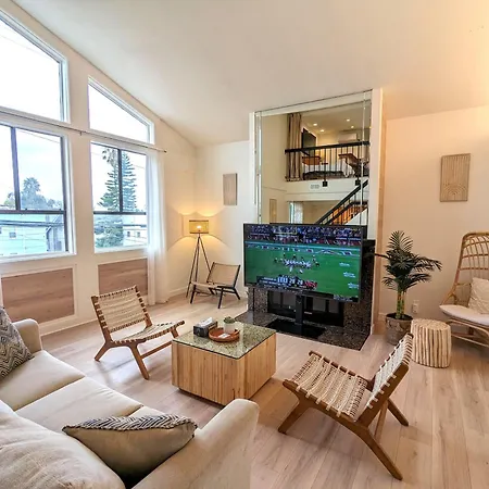 Bohemian Beach Pad With 5 Beds, Patio & Non-Pickup-Truck Parking